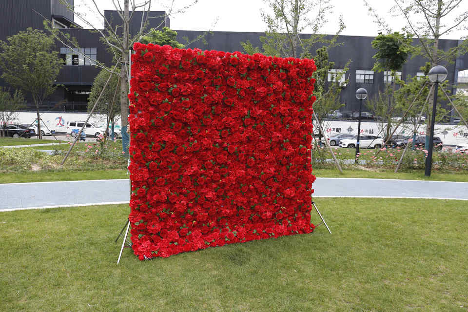 Customized 3D Roll-Up Artificial Red Flower Wall Backdrop With Green Leaves Fabric Base for Home Wedding Wall Decorations
