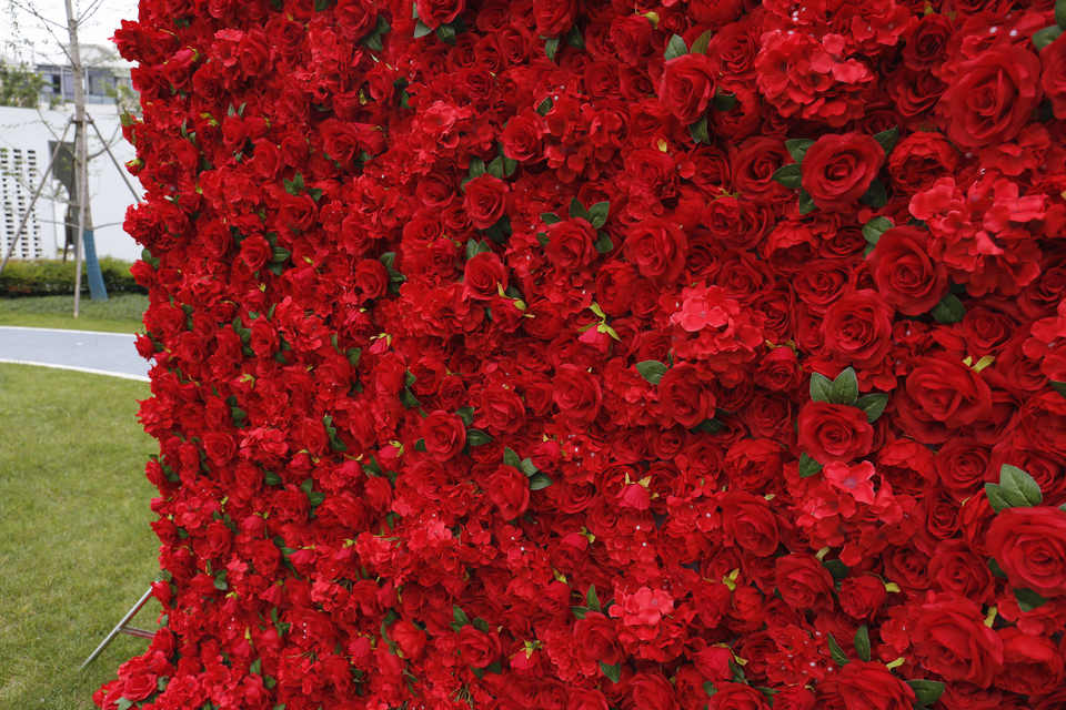 Customized 3D Roll-Up Artificial Red Flower Wall Backdrop With Green Leaves Fabric Base for Home Wedding Wall Decorations